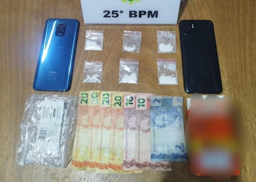 Denúncia anônima leva PM a prender mulher por tráfico com cocaína e dinheiro