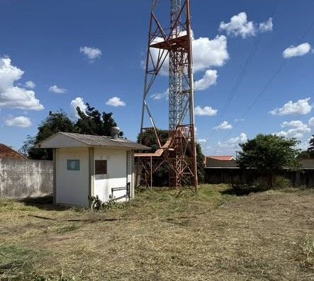 Prefeitura faz “sabadão de limpeza” em terreno abandonado no centro de Rancho Alegre