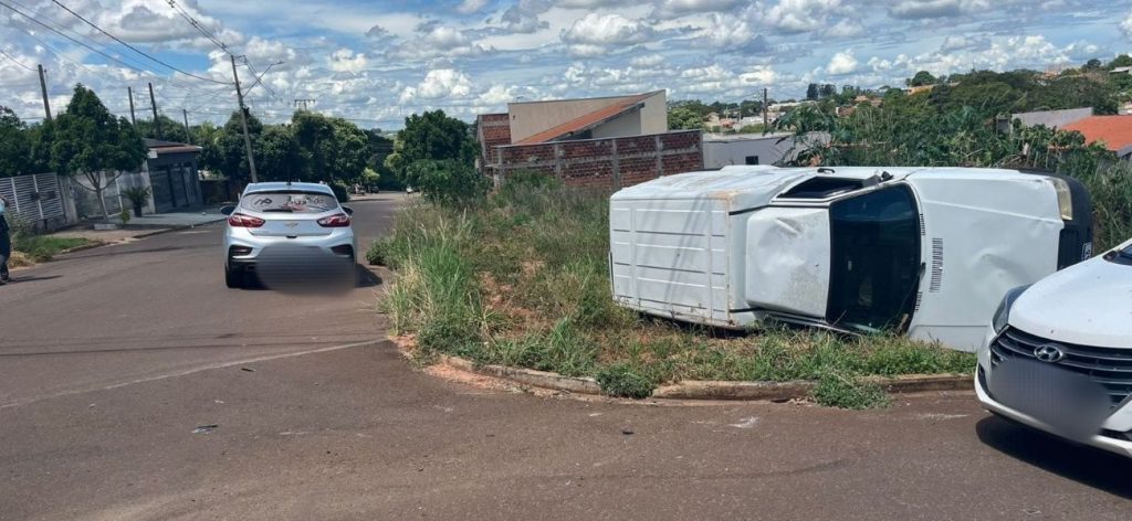 Colisão lateral causa capotamento, mas não deixa feridos
