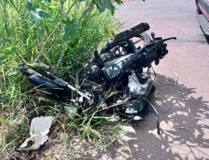 Motociclista sofre fraturas múltiplas após avançar preferencial