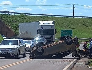 Carro capota na PR-486 e deixa jovem ferida