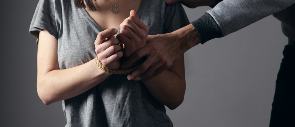 Homem ameaça e injuria ex-companheira e familiar