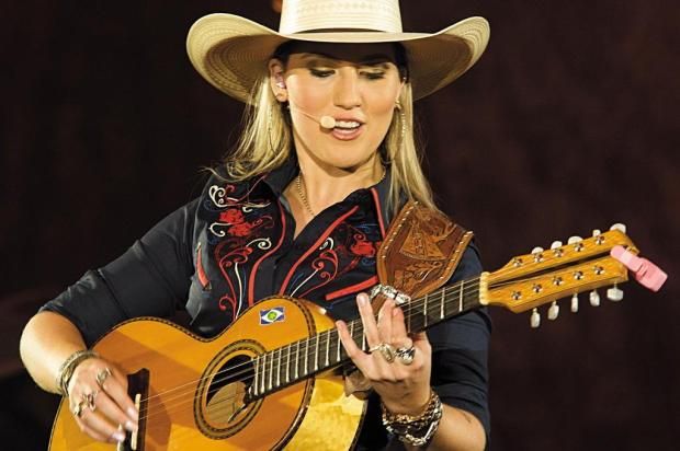 Bruna Viola animará 18ª Festa do Leitão Maturado em Goioerê