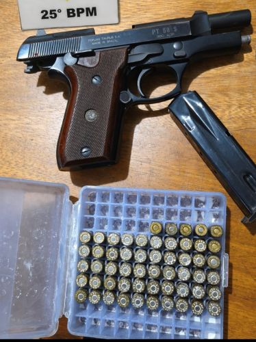 Polícia apreende pistola e 55 munições