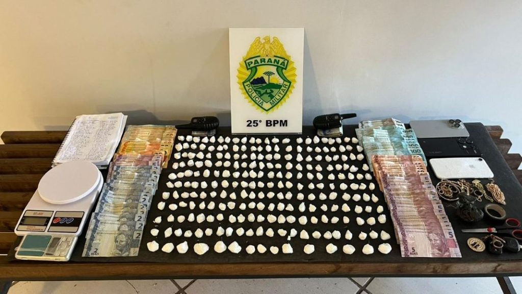 Tráfico de drogas em delivery acaba com casal preso