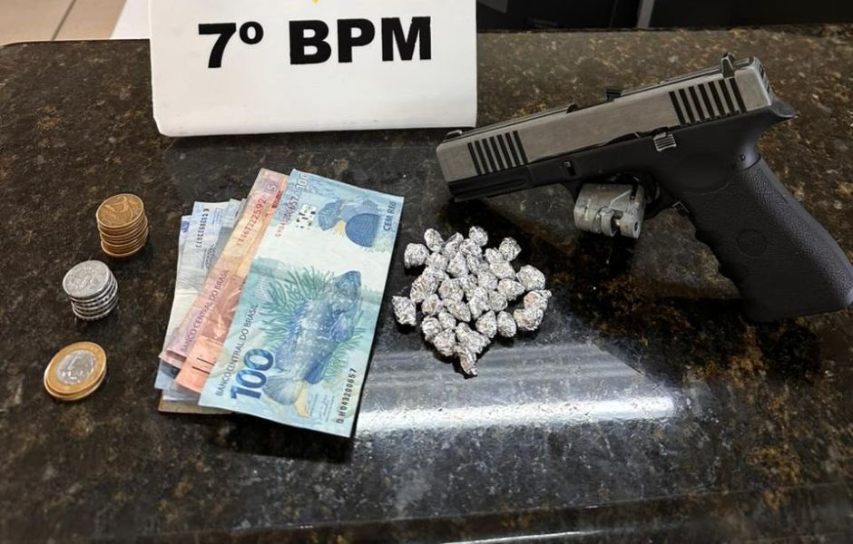 Tráfico e simulacro levam jovem à polícia