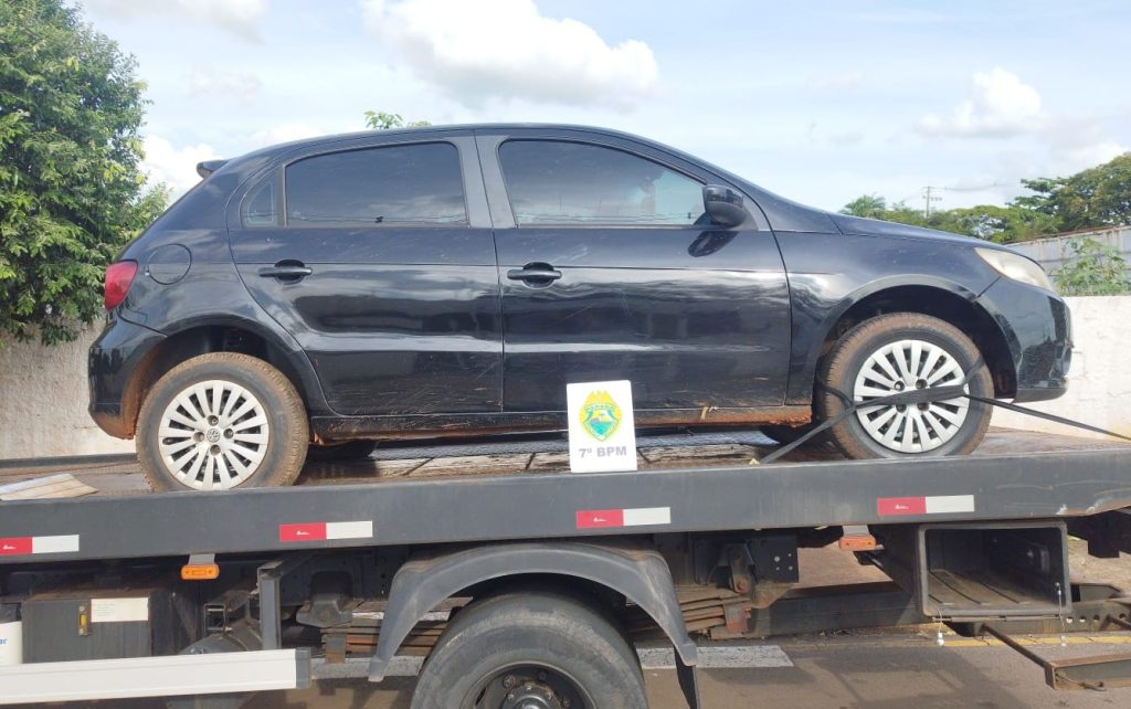 Veículo abandonado esconde disparos e placas falsas