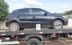 Veículo abandonado esconde disparos e placas falsas