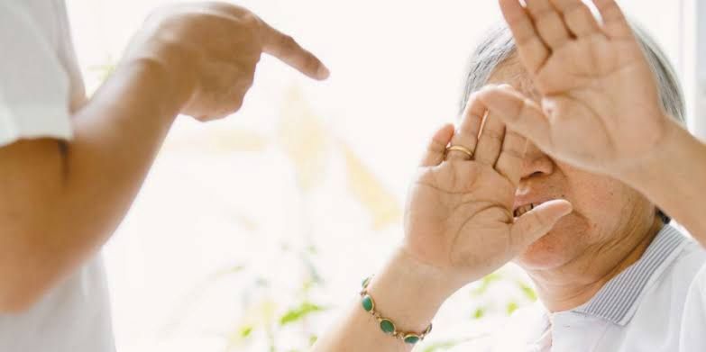 Violência doméstica: Filho agride mãe de 81 anos