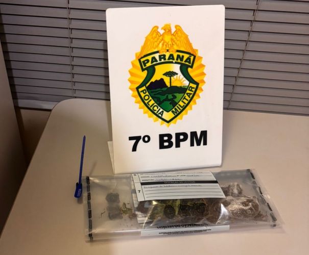 Mariluz apreende 26g de maconha com três jovens