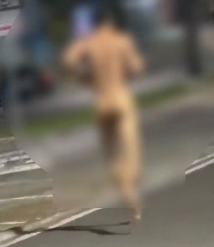 Homem em surto corre sem roupas pelas ruas