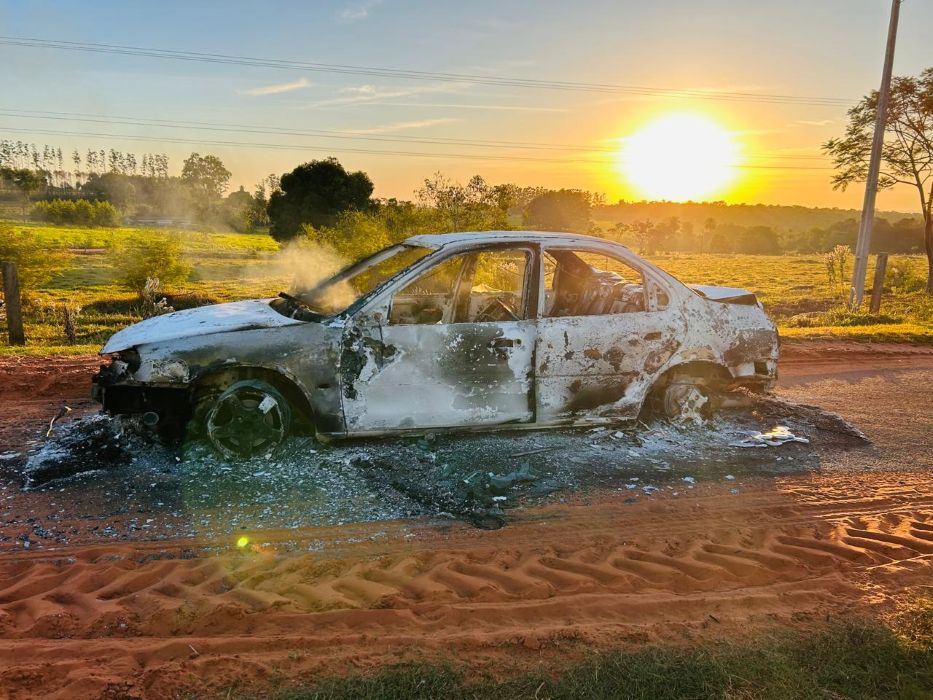 Carro pega fogo e fica completamente destruído
