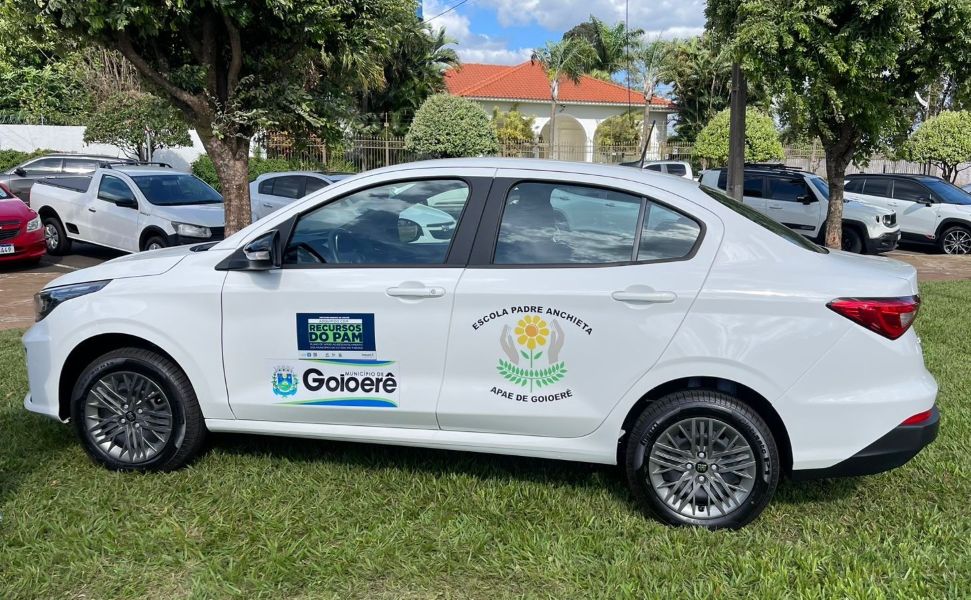 Prefeitura entrega veículo 0 km para APAE de Goioerê