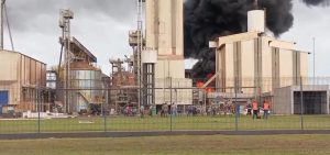 Incêndio atinge unidade da Coamo em Campo Mourão