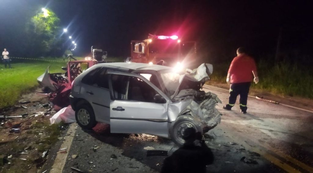 Colisão frontal na PR-463 deixa quatro mortos
