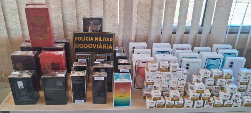 Polícia Rodoviária apreende mercadorias contrabandeadas em ônibus na PR-180