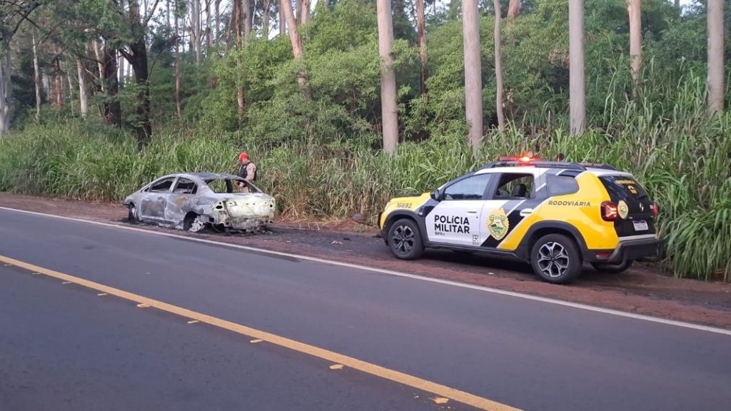 Incêndio destrói veículo na Rodovia PR-317