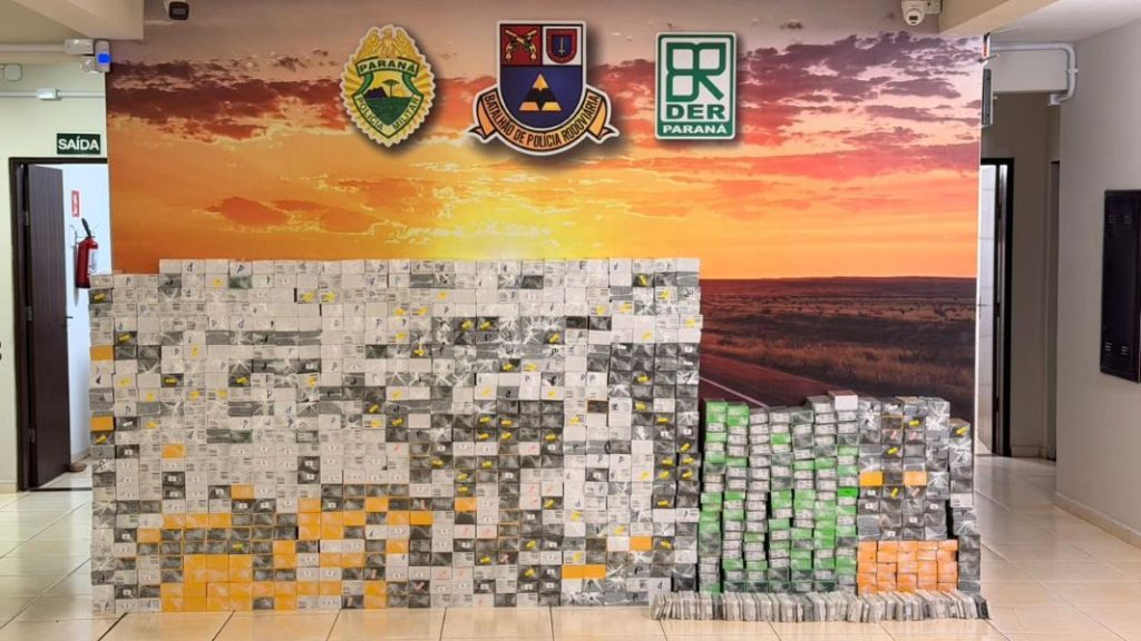 Polícia acha 968 celulares em fundo falso de carretas