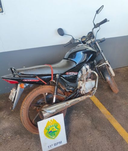 PM recupera veículo furtado escondido em mata