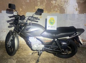 Motociclista sem CNH e com chinelos é flagrado 
