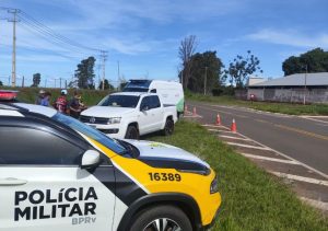 Ambulância e caminhonete colidem em trevo e deixam vítimas