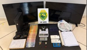 PM prende três e apreende drogas e objetos furtados 