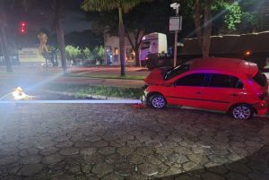 Carro colide contra poste e causa dano ao patrimônio público