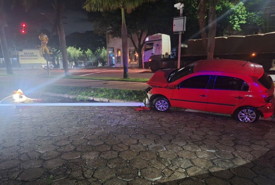 Carro colide contra poste e causa dano ao patrimônio público