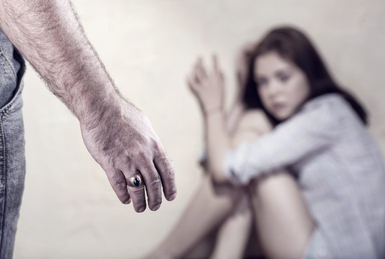 PM prende homem por violência doméstica, armas e tráfico