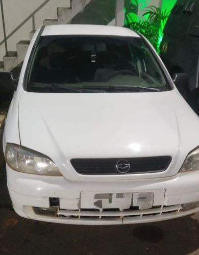 Dois homens roubam carro com arma de fogo