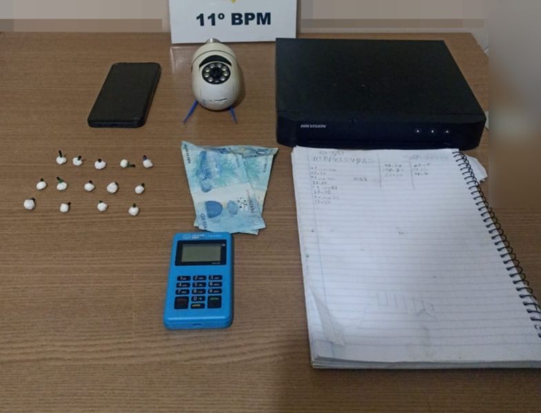 Polícia apreende menor e prende homem por tráfico