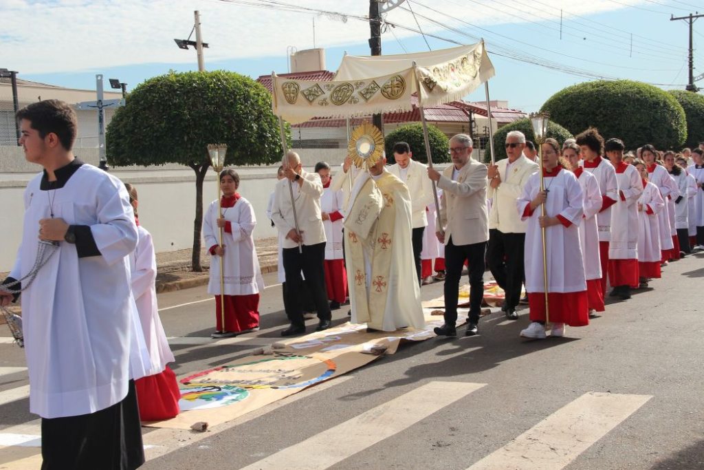 Paróquias de Goioerê preparam Corpus Christi com fé e tapetes