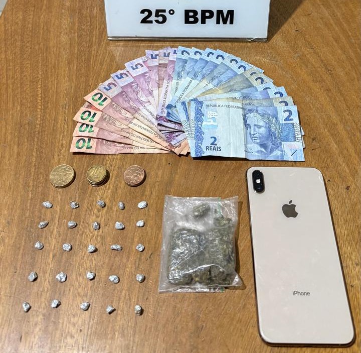 Adolescente é apreendido com 25 pedras de crack 