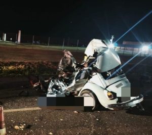 Fusca colide com ônibus e motorista morre na PR-239