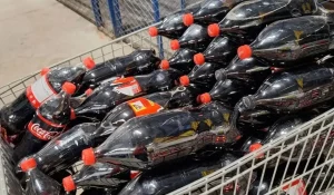 Clientes arrancam figurinhas da Coca-Cola em supermercados e prática pode resultar em prisão