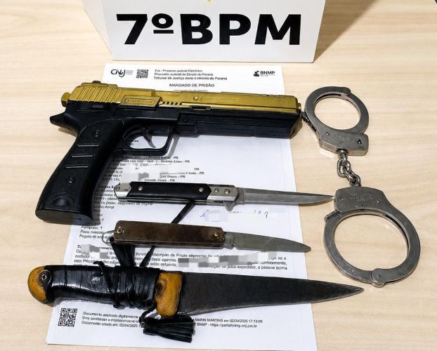Homem com mandado de prisão é abordado com facas