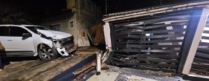 Motorista sem CNH bate caminhonete contra residência
