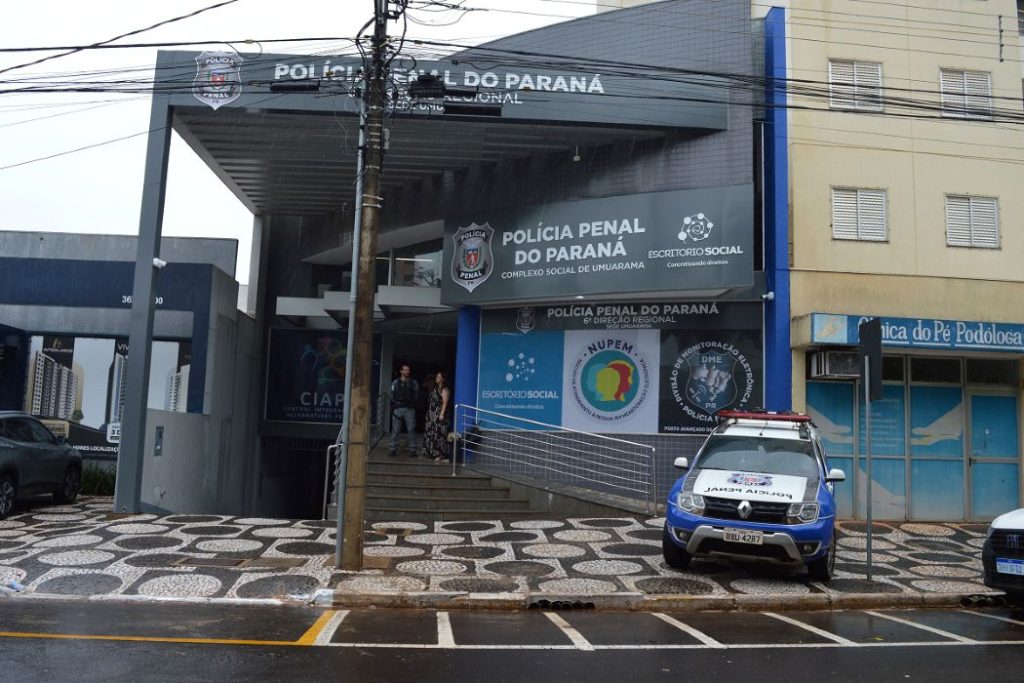 Homem usa pedra para quebrar porta da Polícia Penal