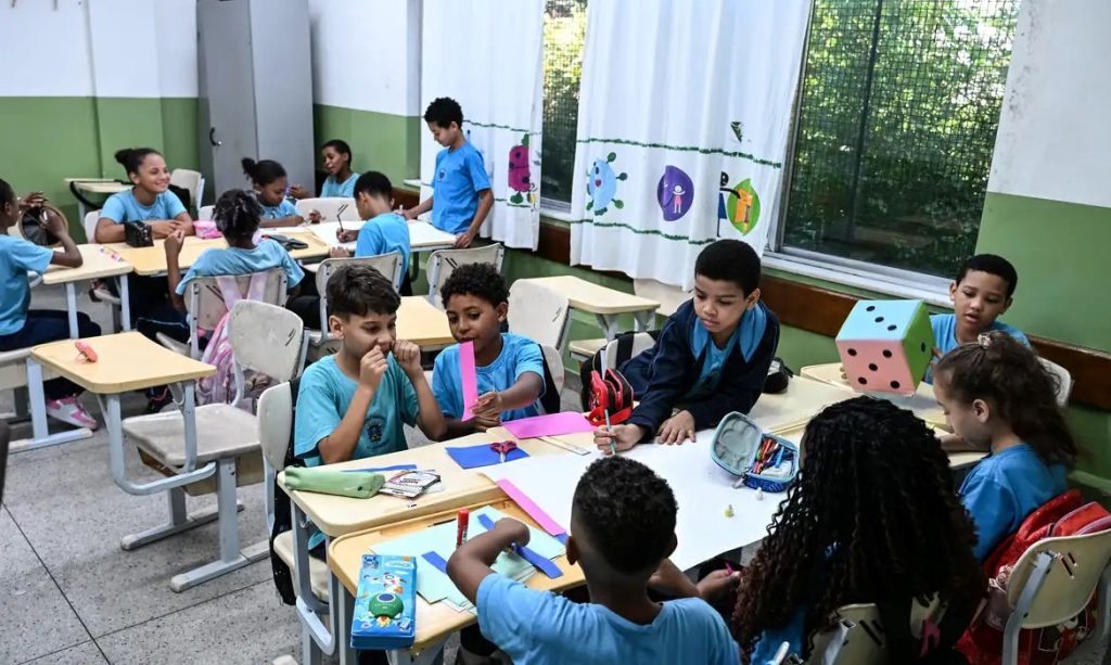 Governo sanciona novo piso salarial de R$ 5,1 mil para professores