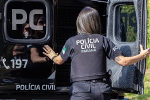 Mulher é presa por furto com criança e lesiona policial em Goioerê