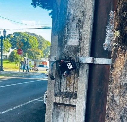 PM encontra tornozeleira eletrônica amarrada em poste