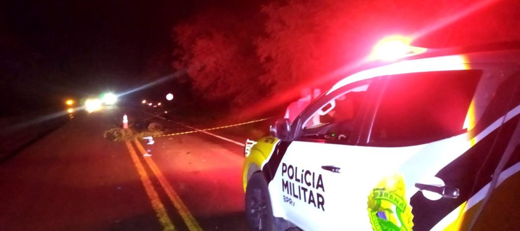 Abalroamento lateral na PR-492 deixa motociclista morto