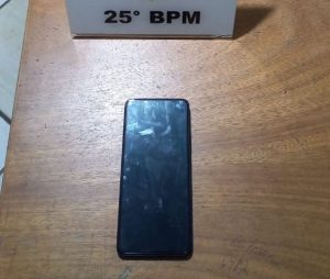 PM prende dois homens por roubo com pedra