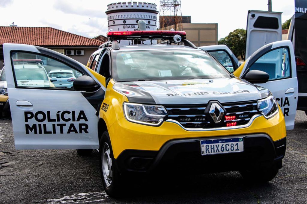 Rojão explode embaixo de moto e fere casal