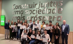 Projeto de inclusão digital do Sicredi entrega conhecimento e computadores à jovens