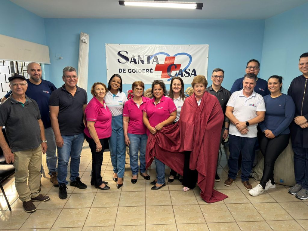 Comitê Mulher  de Quarto Centenário entrega 256 cobertores para a Santa Casa