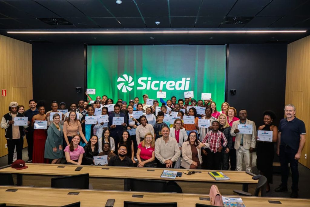Sicredi certifica mais de 100 estrangeiros em curso de língua portuguesa 