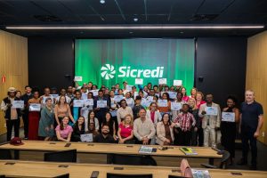 Sicredi certifica mais de 100 estrangeiros em curso de língua portuguesa 