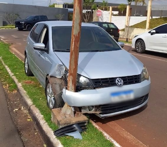 Jovem perde controle de carro e sofre acidente defronte ao Batalhão da PM