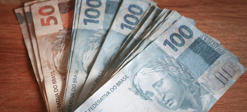 Enteado furta R$ 5 mil e ameaça padrasto